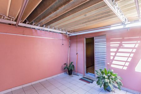 Casa para alugar com 180m², 3 quartos e 2 vagas Casa para alugar com 180m², 3 quartos e 2 vagasVaranda intermediária