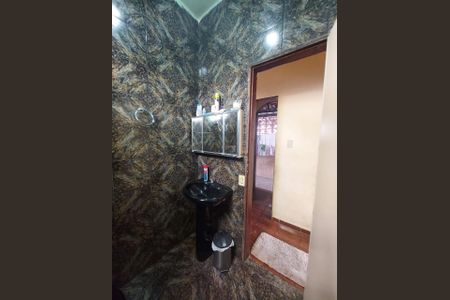 Banheiro de casa à venda com 4 quartos, 180m² em Industrial, Contagem