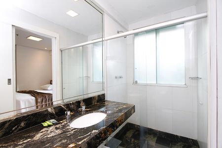 Banheiro de kitnet/studio à venda com 1 quarto, 29m² em Buritis, Belo Horizonte