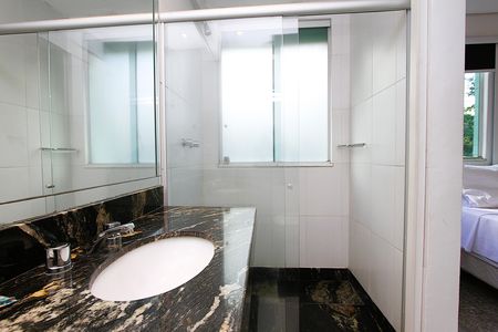 Banheiro de kitnet/studio à venda com 1 quarto, 29m² em Buritis, Belo Horizonte