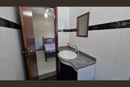 Banheiro social de casa de condomínio para alugar com 3 quartos, 130m² em Palmeiras, Cabo Frio