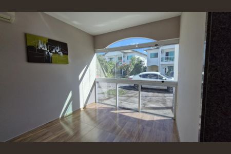 Casa de condomínio para alugar com 130m², 3 quartos e 1 vaga Casa de condomínio para alugar com 130m², 3 quartos e 1 vagaSala