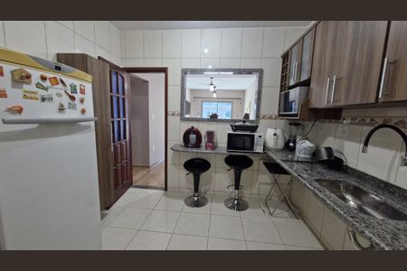 Cozinha de casa de condomínio para alugar com 3 quartos, 130m² em Palmeiras, Cabo Frio
