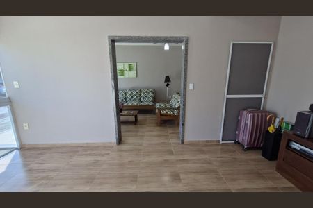 Sala de casa de condomínio para alugar com 3 quartos, 130m² em Palmeiras, Cabo Frio