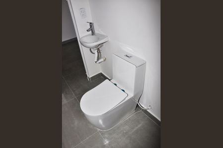 Apartamento para alugar com 37m², 1 quarto e sem vaga Apartamento para alugar com 37m², 1 quarto e sem vagaDetalhe - Banheiro Social