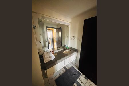 Banheiro de apartamento à venda com 1 quarto, 39m² em Alphaville Industrial, Barueri