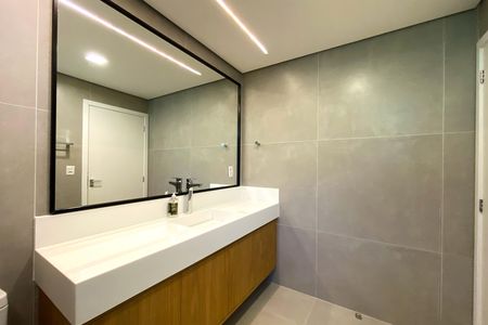 Banheiro da Suíte 4 de casa de condomínio para alugar com 4 quartos, 500m² em Arvoredo, Nova Lima