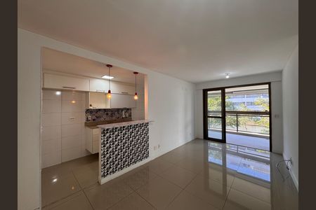 Apartamento à venda com 83m², 3 quartos e 1 vaga Apartamento à venda com 83m², 3 quartos e 1 vagaSala