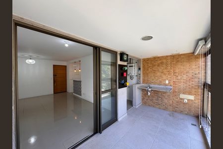 Apartamento à venda com 83m², 3 quartos e 1 vaga Apartamento à venda com 83m², 3 quartos e 1 vagaVaranda
