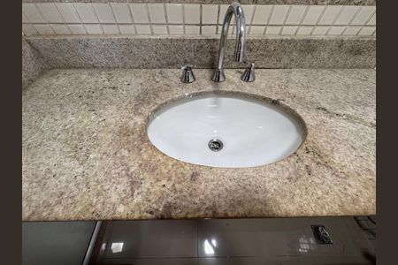Apartamento à venda com 83m², 3 quartos e 1 vaga Apartamento à venda com 83m², 3 quartos e 1 vagaBanheiro Social
