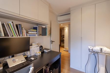 Apartamento à venda com 142m², 4 quartos e 3 vagas Apartamento à venda com 142m², 4 quartos e 3 vagasEscritório