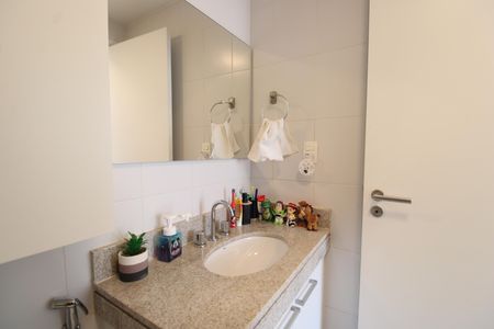 Banheiro social de apartamento à venda com 2 quartos, 85m² em Barra da Tijuca, Rio de Janeiro