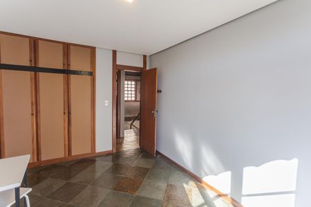 Quarto 4 no 2° Pavimento de casa à venda com 4 quartos, 375m² em São Lucas, Belo Horizonte