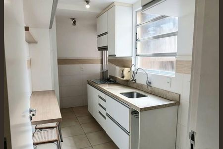 Cozinha de apartamento para alugar com 2 quartos, 38m² em Menino Deus, Porto Alegre