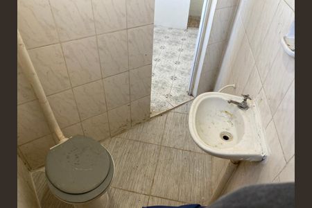 Banheiro de kitnet/studio para alugar com 1 quarto, 36m² em Cavalcanti, Rio de Janeiro