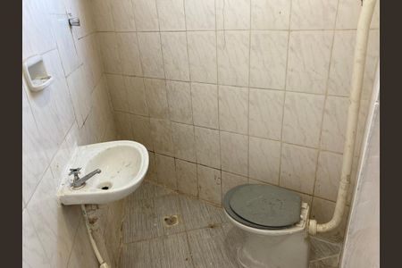 Banheiro de kitnet/studio para alugar com 1 quarto, 36m² em Cavalcanti, Rio de Janeiro