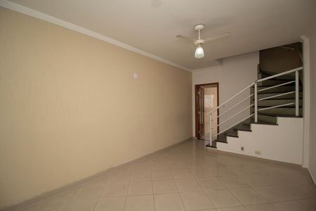 Sala de casa para alugar com 2 quartos, 140m² em Jardim Santo Elias, São Paulo