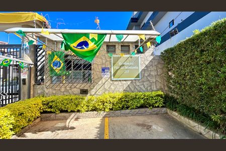 Placa instalada na fachada do imóvel  de apartamento à venda com 2 quartos, 53m² em Jardim Flor da Montanha, Guarulhos