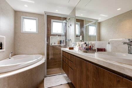 Apartamento à venda com 215m², 3 quartos e 4 vagas Apartamento à venda com 215m², 3 quartos e 4 vagasBanheiro da Suíte