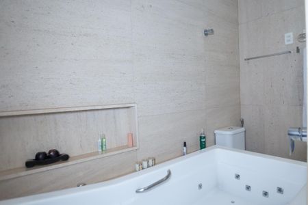 Casa de condomínio à venda com 340m², 3 quartos e 3 vagas Casa de condomínio à venda com 340m², 3 quartos e 3 vagasBanheiro suite 2 - master