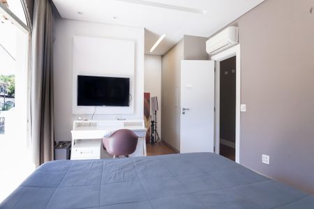 Casa de condomínio à venda com 340m², 3 quartos e 3 vagas Casa de condomínio à venda com 340m², 3 quartos e 3 vagassuite 1