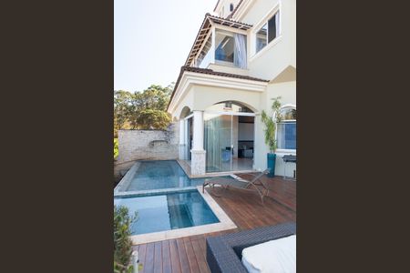 Casa de condomínio à venda com 340m², 3 quartos e 3 vagas Casa de condomínio à venda com 340m², 3 quartos e 3 vagasPiscina