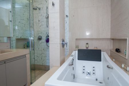Casa de condomínio à venda com 340m², 3 quartos e 3 vagas Casa de condomínio à venda com 340m², 3 quartos e 3 vagasBanheiro suite 2 - master