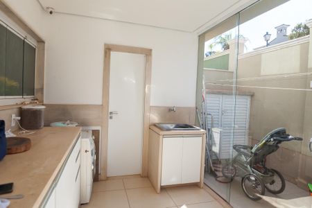 Casa de condomínio à venda com 340m², 3 quartos e 3 vagas Casa de condomínio à venda com 340m², 3 quartos e 3 vagasÁrea de Serviço