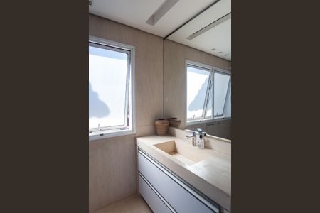Casa de condomínio à venda com 340m², 3 quartos e 3 vagas Casa de condomínio à venda com 340m², 3 quartos e 3 vagasBanheiro suite 3