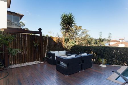 Casa de condomínio à venda com 340m², 3 quartos e 3 vagas Casa de condomínio à venda com 340m², 3 quartos e 3 vagasPiscina