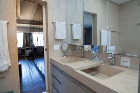 Casa de condomínio à venda com 340m², 3 quartos e 3 vagas Casa de condomínio à venda com 340m², 3 quartos e 3 vagasBanheiro suite 2 - master