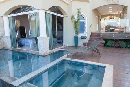 Casa de condomínio à venda com 340m², 3 quartos e 3 vagas Casa de condomínio à venda com 340m², 3 quartos e 3 vagasPiscina