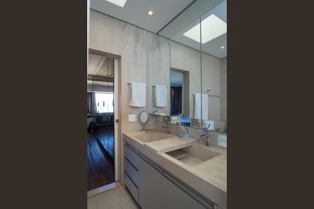 Casa de condomínio à venda com 340m², 3 quartos e 3 vagas Casa de condomínio à venda com 340m², 3 quartos e 3 vagasBanheiro suite 2 - master