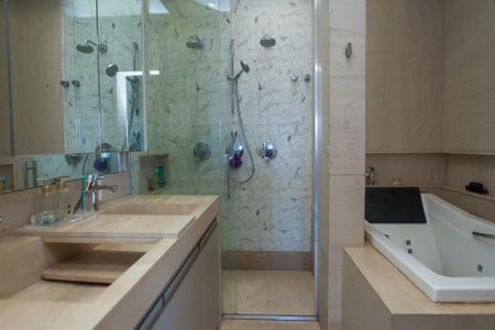 Casa de condomínio à venda com 340m², 3 quartos e 3 vagas Casa de condomínio à venda com 340m², 3 quartos e 3 vagasBanheiro suite 2 - master