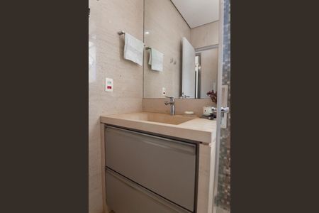 Casa de condomínio à venda com 340m², 3 quartos e 3 vagas Casa de condomínio à venda com 340m², 3 quartos e 3 vagasBanheiro suite 1