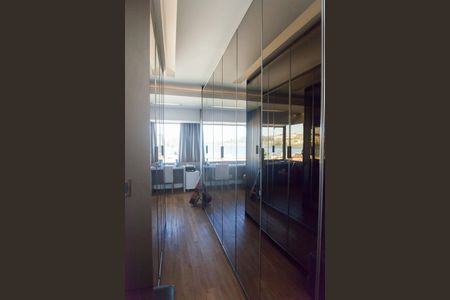 Casa de condomínio à venda com 340m², 3 quartos e 3 vagas Casa de condomínio à venda com 340m², 3 quartos e 3 vagasCloset suite 2 - master