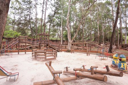 Casa de condomínio à venda com 340m², 3 quartos e 3 vagas Casa de condomínio à venda com 340m², 3 quartos e 3 vagasÁrea comum - Playground