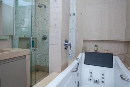 Casa de condomínio à venda com 340m², 3 quartos e 3 vagas Casa de condomínio à venda com 340m², 3 quartos e 3 vagasBanheiro suite 2 - master