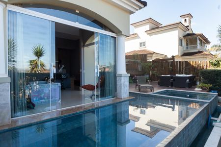 Casa de condomínio à venda com 340m², 3 quartos e 3 vagas Casa de condomínio à venda com 340m², 3 quartos e 3 vagasPiscina