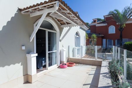 Casa de condomínio à venda com 340m², 3 quartos e 3 vagas Casa de condomínio à venda com 340m², 3 quartos e 3 vagasVaranda suite 1