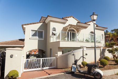Casa de condomínio à venda com 340m², 3 quartos e 3 vagas Casa de condomínio à venda com 340m², 3 quartos e 3 vagasFachada