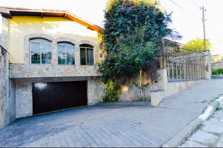 Fachada de casa à venda com 4 quartos, 245m² em Vila Galvão, Guarulhos