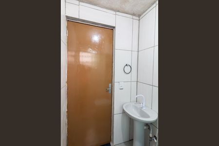 Banheiro de apartamento para alugar com 2 quartos, 45m² em Conjunto Habitacional Fazenda do Carmo, São Paulo