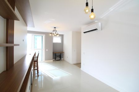 Sala de apartamento à venda com 2 quartos, 80m² em Barra Olímpica, Rio de Janeiro