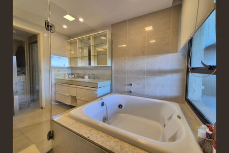 Apartamento para alugar com 289m², 4 quartos e 4 vagas