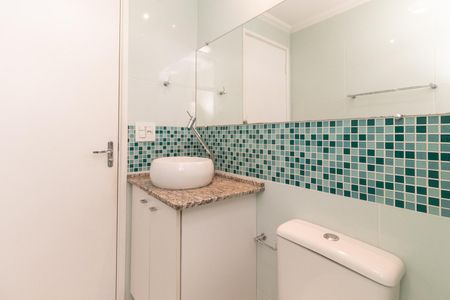 Banheiro social  de apartamento para alugar com 2 quartos, 48m² em Vila Independencia, São Paulo