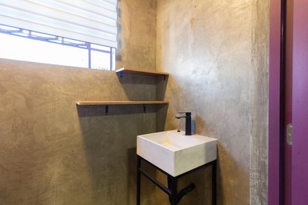 Banheiro de casa à venda com 2 quartos, 375m² em Caxingui, São Paulo