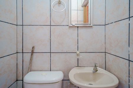 Banheiro da edícula de casa para alugar com 2 quartos, 200m² em Parque Continental, São Paulo