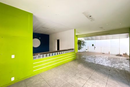 Casa para alugar com 380m², 4 quartos e 5 vagas Casa para alugar com 380m², 4 quartos e 5 vagasSala