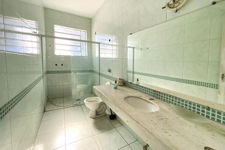 Casa para alugar com 380m², 4 quartos e 5 vagas Casa para alugar com 380m², 4 quartos e 5 vagasBanheiro 2